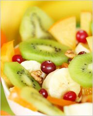 fruit- en bessensalade in een dieet voor luie mensen